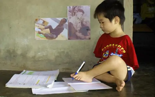 Luyện từ và câu: Luyện tập thay thế từ ngữ để liên kết câu